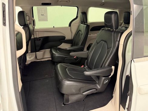 Used 2023 Chrysler Pacifica Touring-L FWD image 17