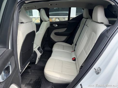 Used 2022 Volvo XC40 T5 Momentum w/ Premium Package AWD/4WD image 7