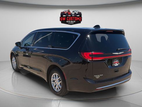 Used 2025 Chrysler Pacifica Select FWD image 5