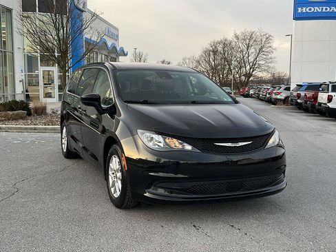 Used 2022 Chrysler Voyager LX image 1