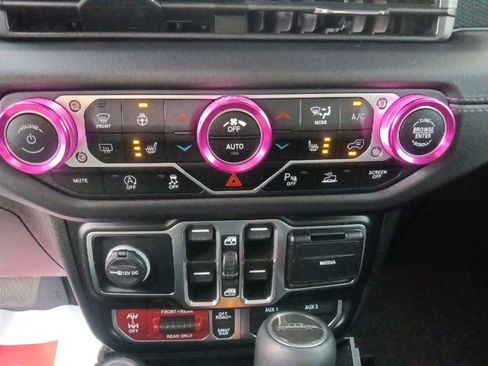 Used 2024 Jeep Gladiator Rubicon image 24