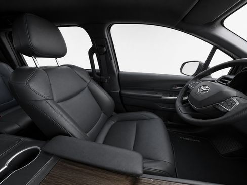 Used 2025 Toyota Sienna Platinum AWD/4WD image 9