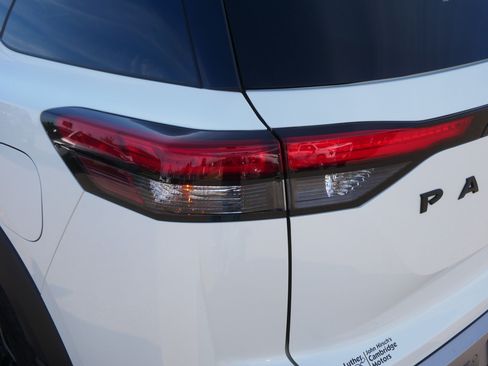Used 2023 Nissan Pathfinder SL w/ Black Appearance Package AWD/4WD image 17