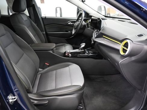 Used 2024 Chevrolet Trax LT w/ Sunroof Package image 11