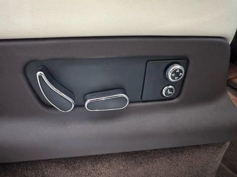 Used 2017 Bentley Bentayga image 19