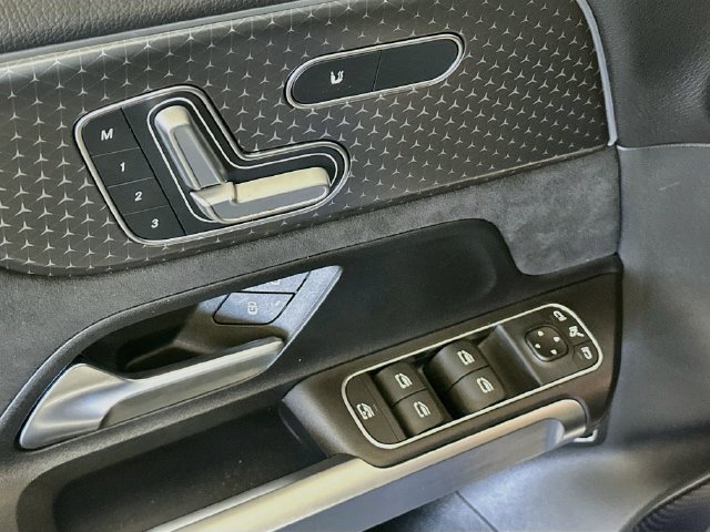 Used 2024 Mercedes-Benz GLB 250 image 21