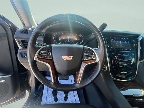 Used 2018 Cadillac Escalade ESV Luxury image 13
