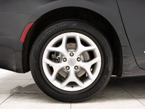 Used 2020 Chrysler Pacifica Limited FWD image 30