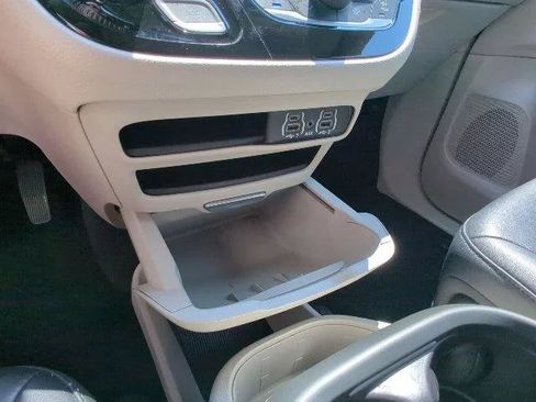 Certified 2024 Chrysler Pacifica Touring-L FWD image 31