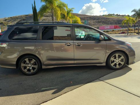 Used 2017 Toyota Sienna SE image 6