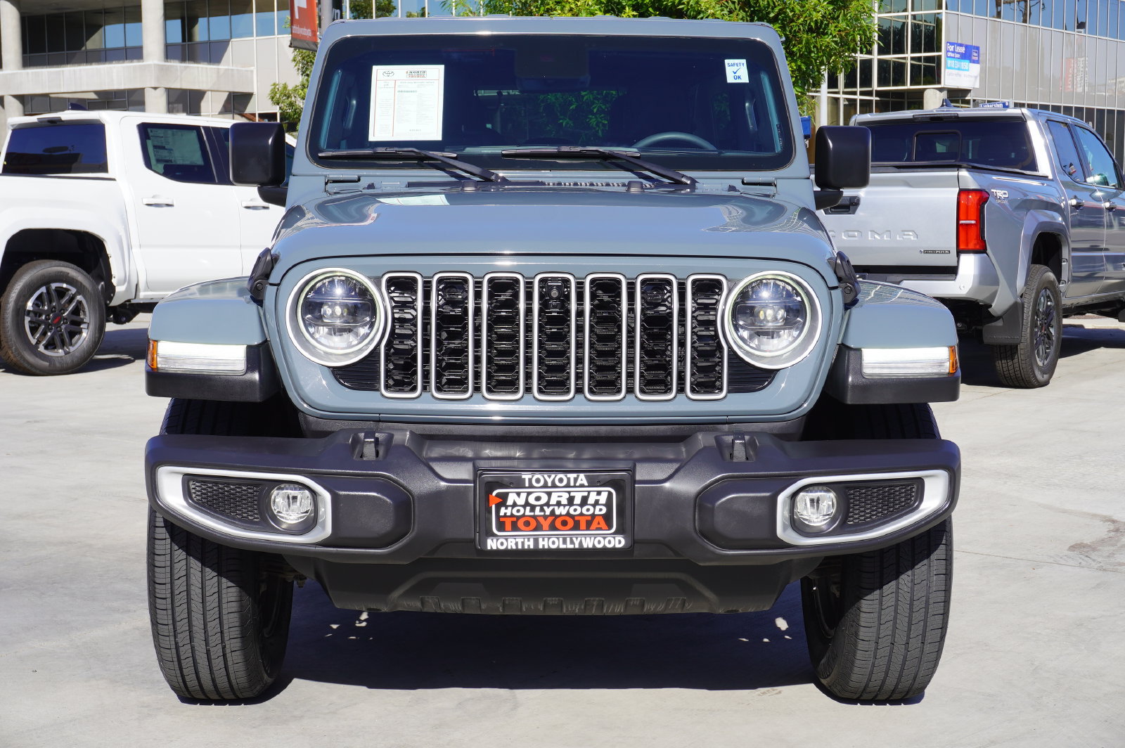 Used 2024 Jeep Wrangler Unlimited Sahara w/ Technology Group AWD/4WD image 3