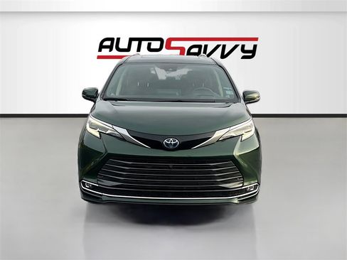 Used 2024 Toyota Sienna Platinum image 2