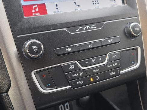 Used 2019 Ford Fusion SE image 19