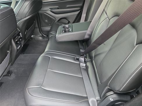 Used 2024 Jeep Grand Cherokee Limited w/ Luxury Tech Group II image 16