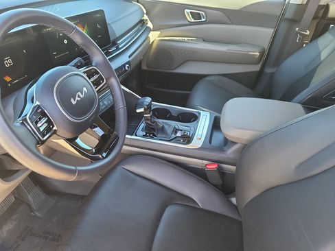 Used 2025 Kia Carnival EX image 7