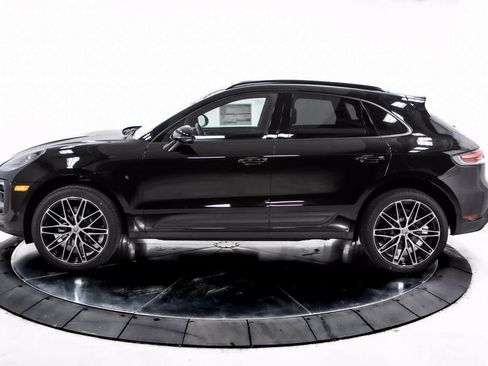 Certified 2025 Porsche Macan image 2