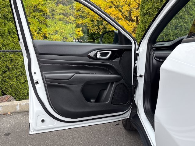 Used 2023 Jeep Compass Latitude AWD/4WD image 16