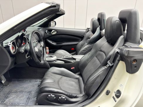Used 2010 Nissan 370Z Touring RWD image 15