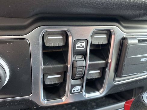Used 2024 Jeep Wrangler Unlimited w/ Convenience Group AWD/4WD image 31