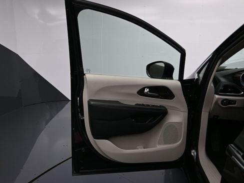 Used 2023 Chrysler Pacifica Limited image 11