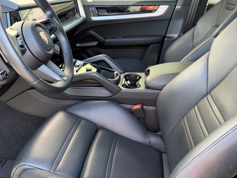 Certified 2024 Porsche Cayenne S image 4