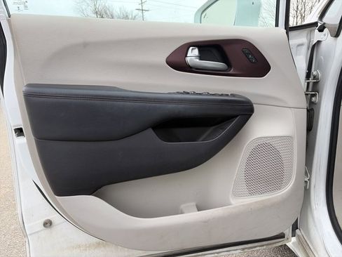 Used 2017 Chrysler Pacifica Limited w/ Advanced Safetytec Group image 11