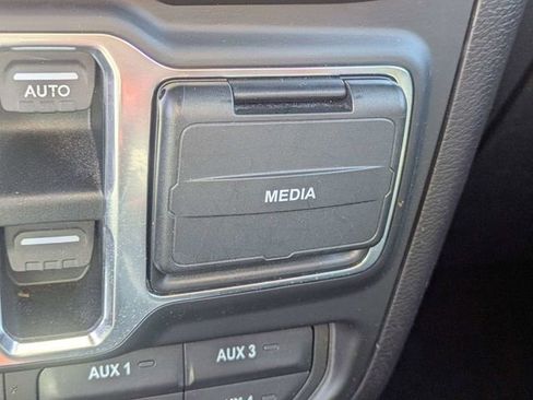 Used 2018 Jeep Wrangler Unlimited Sahara image 23