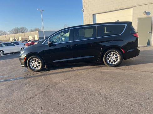 Used 2026 Chrysler Pacifica Select image 13