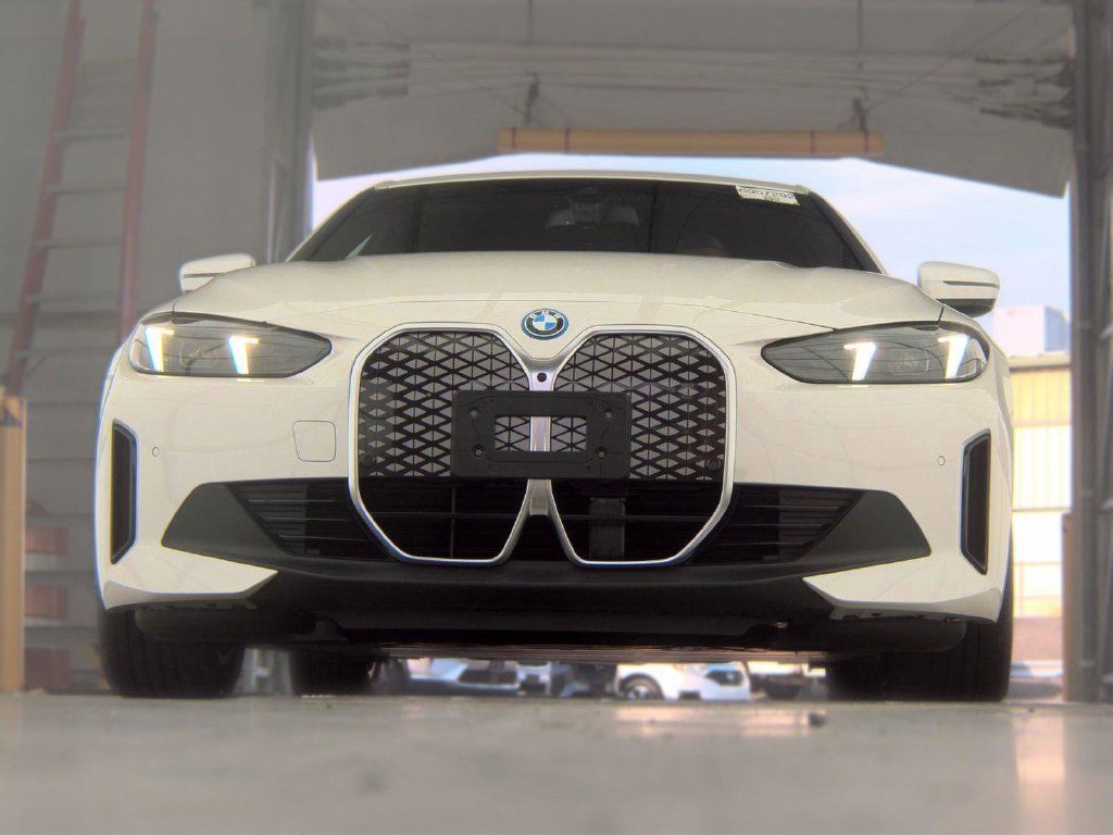 Used 2025 BMW i4 xDrive40i w/ Premium Package AWD/4WD image 3