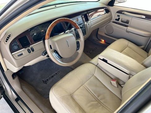 Used 2008 Lincoln Town Car Signature Limited image 20