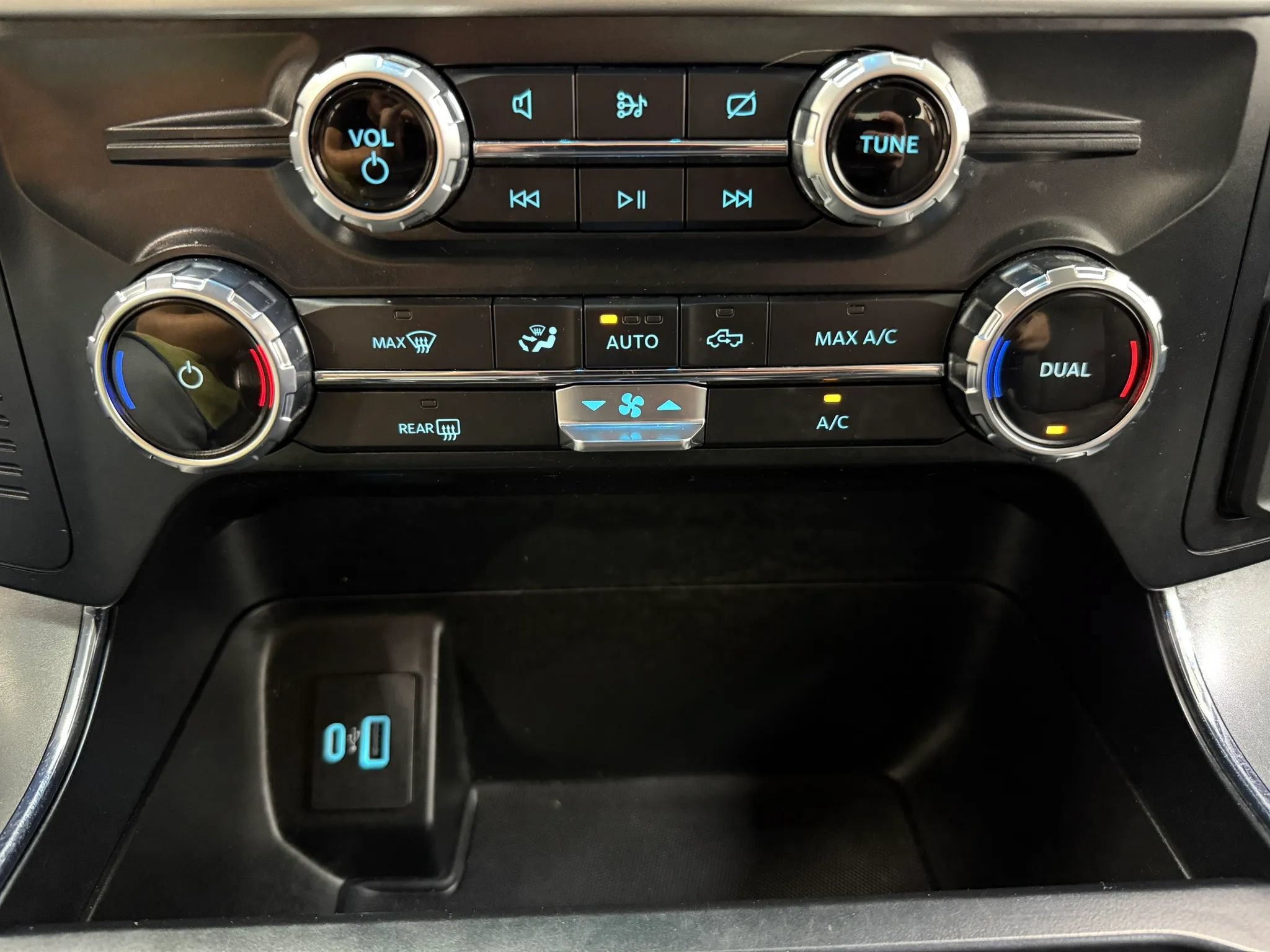 Used 2022 Ford F150 Lightning XLT AWD/4WD image 25