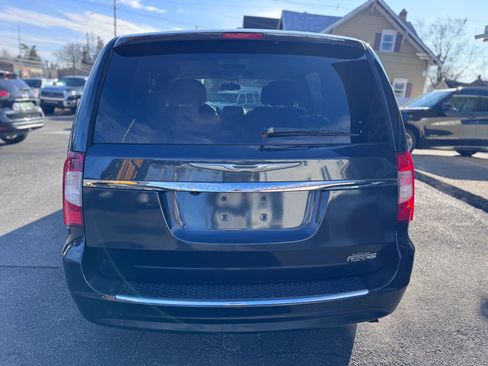 Used 2013 Chrysler Town & Country Touring image 7