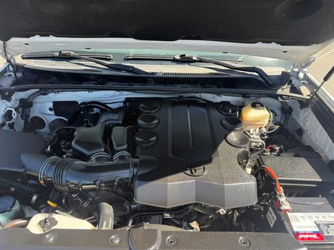 Used 2018 Toyota 4Runner SR5 AWD/4WD image 31