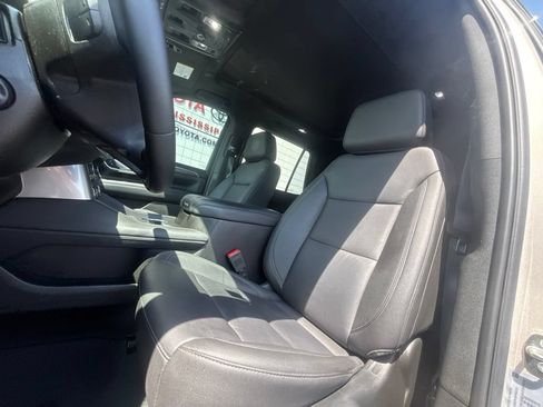 Used 2023 Chevrolet Tahoe Z71 w/ Luxury Package AWD/4WD image 12