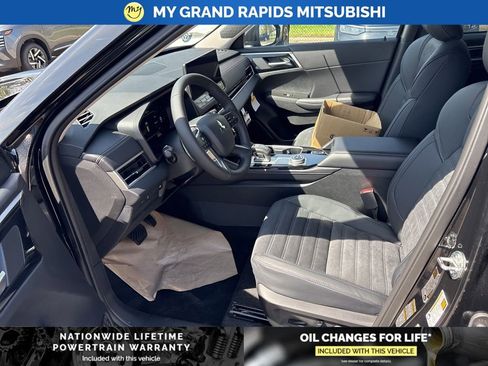 New 2026 Mitsubishi Outlander SE image 10