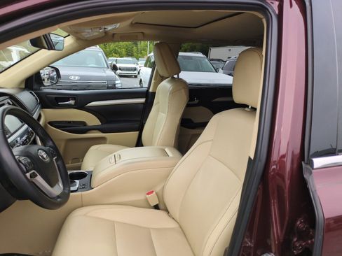 Used 2019 Toyota Highlander XLE FWD image 16