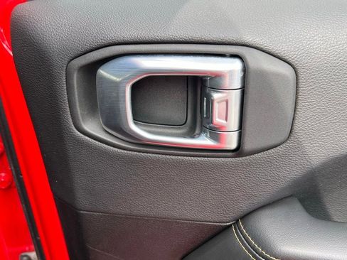 Used 2025 Jeep Wrangler Unlimited Sahara AWD/4WD image 19