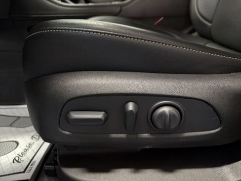Certified 2023 GMC Acadia SLT w/ Preferred Package FWD image 12