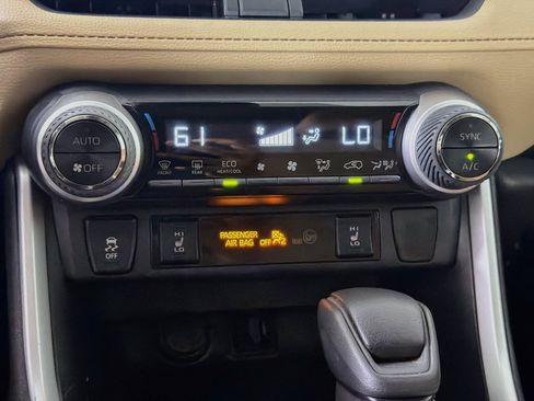 Used 2019 Toyota RAV4 XLE w/ Convenience Package FWD image 22