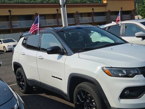 Used 2022 Jeep Compass Latitude w/ Convenience Group AWD/4WD image 4