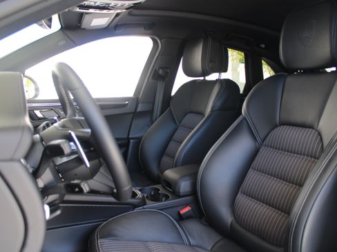 Certified 2026 Porsche Macan Turbo AWD/4WD image 5