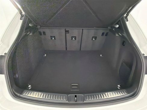 Certified 2024 Porsche Macan AWD/4WD image 36