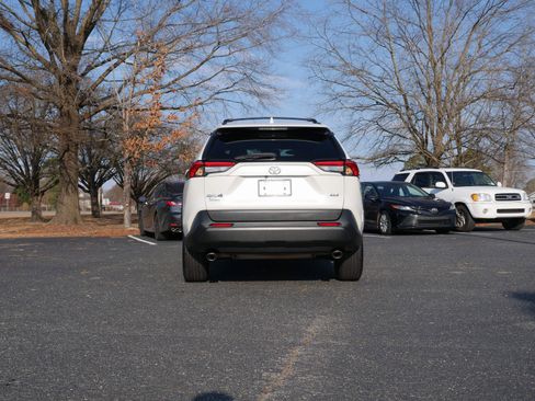 Used 2022 Toyota RAV4 XLE Premium image 5