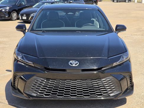 Used 2025 Toyota Camry SE FWD image 3