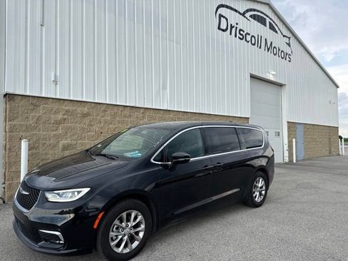 Used 2026 Chrysler Pacifica Limited FWD image 2