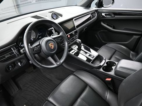 Certified 2023 Porsche Macan S AWD/4WD image 4
