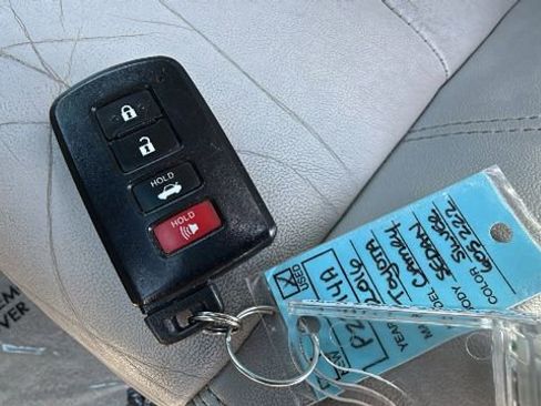 Used 2016 Toyota Camry XLE w/ Moonroof Package image 29