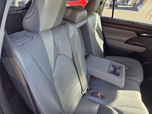 Used 2021 Toyota Highlander XLE image 12
