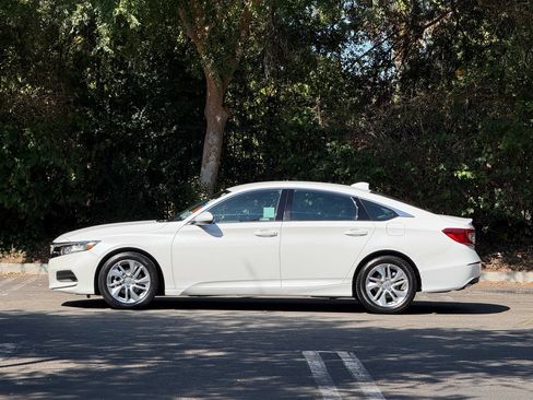 Used 2018 Honda Accord LX image 2