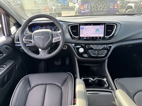 New 2026 Chrysler Pacifica Limited FWD image 8